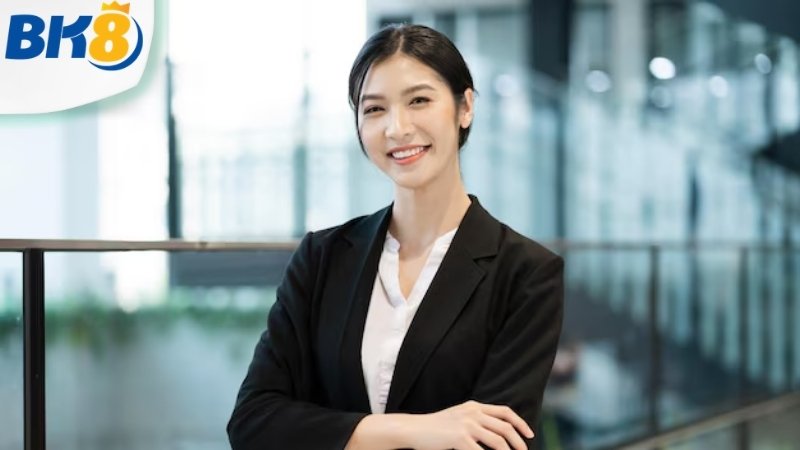 Elena Nguyễn là ai?